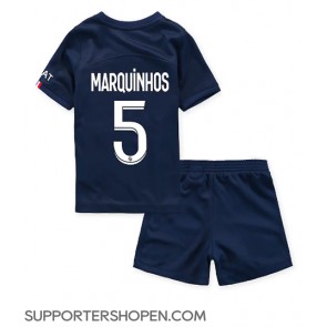 Paris Saint-Germain Marquinhos #5 Hemmatröja Barn 2022-23 Kortärmad (+ korta byxor)